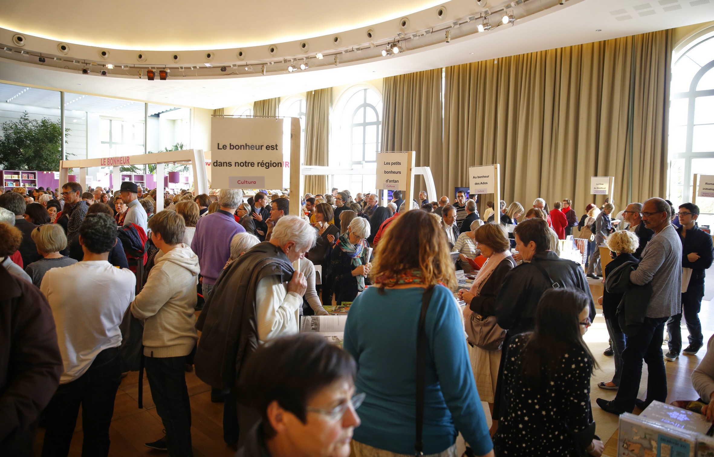 Le Centre de Congrès Historique de Pau est un lieu à forte valeur ajoutée pour organiser vos séminaires, conférences, réunions, salons, spectacles.